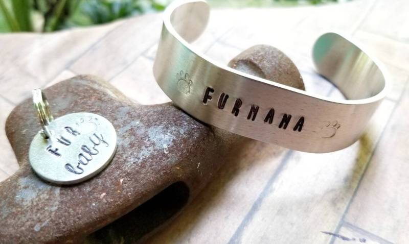 Handgestempeltes Furmama Armband & Furbaby Tag Set von TiffanyTwists