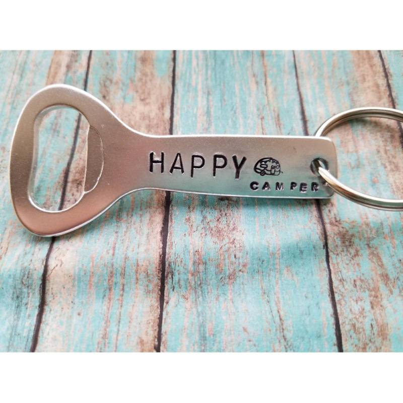 Happy Camper Flaschenöffner Schlüsselanhänger Hand Gestempelt Aluminium von TiffanyTwists