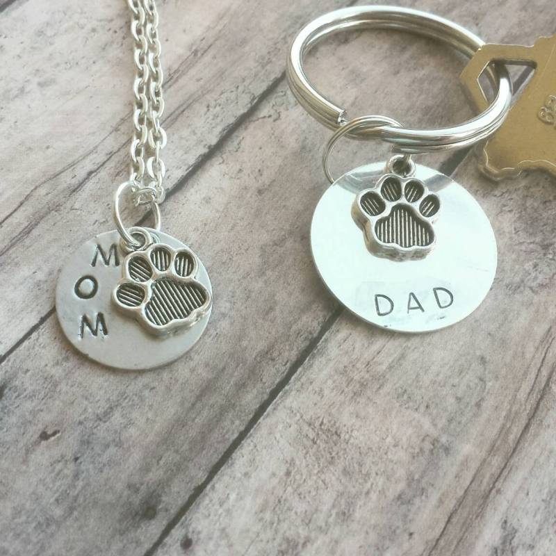 Hand Gestempelt Pet Mom Halskette Pfote Charm, Silberfarbene Kette von TiffanyTwists