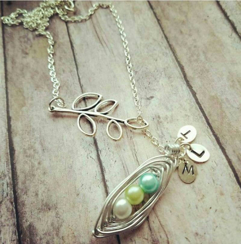 Erbsenfüßchen Halskette Personalisierter Initial Charms, Mutters Lariat von TiffanyTwists