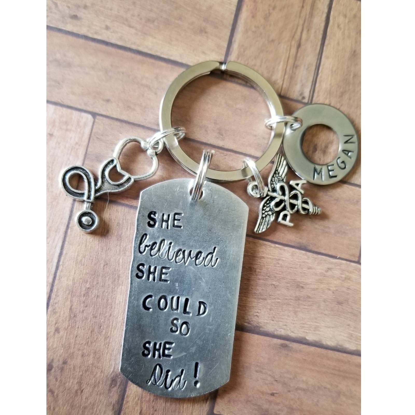 Personalisierte Krankenschwester Schlüsselbund, Hand Gestempelt Dog Tag Charme von TiffanyTwists