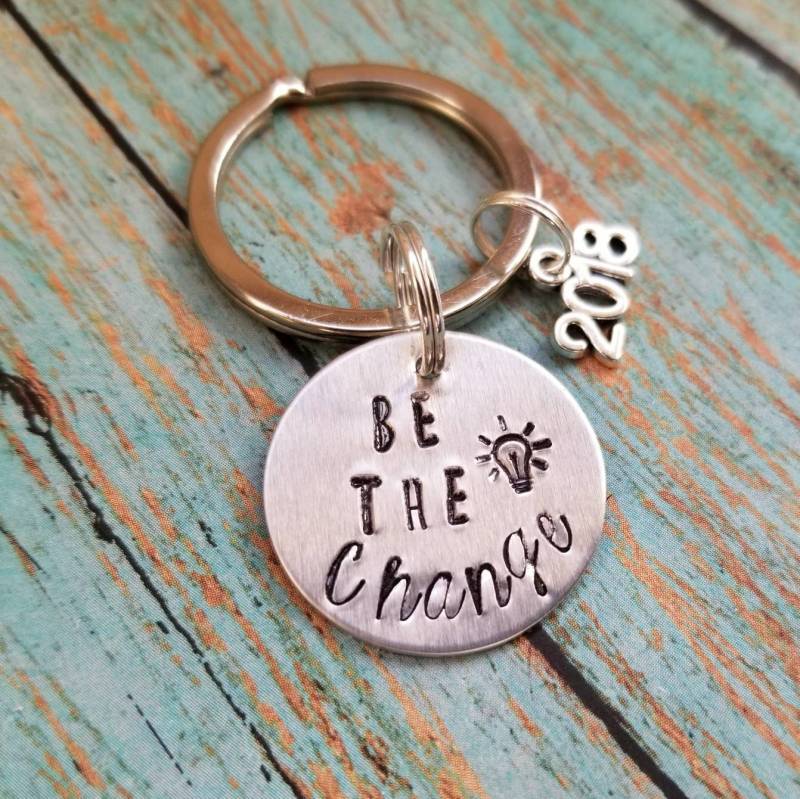 Personalisierter Abschluss Schlüsselanhänger Gestempelte Aluminiumscheibe, Inspirationsgeschenk von TiffanyTwists