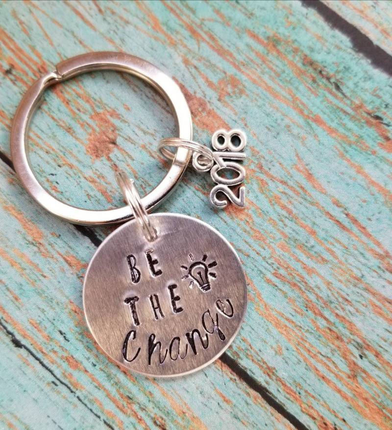 Personalisierter Abschluss Schlüsselanhänger Hand Gestempelt Aluminium Disk Mit Jahres Charm von TiffanyTwists