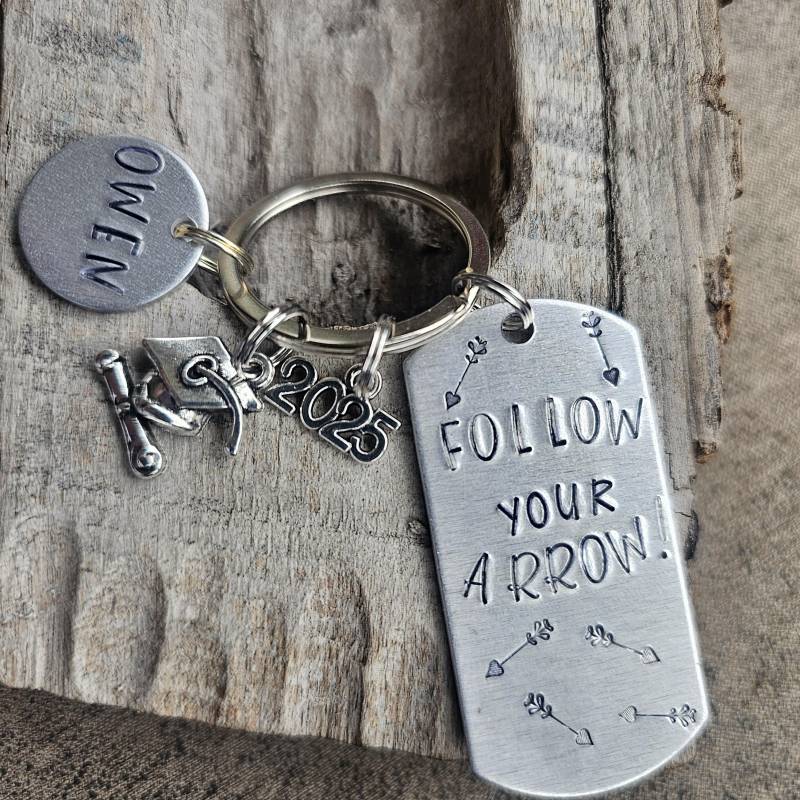 Personalisierter Abschluss Schlüsselanhänger Handgestempeltes Aluminium , "Follow Your Arrow' von TiffanyTwists