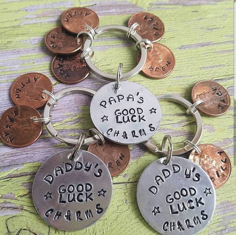 Personalisierter Penny-Schlüsselbund Handgestempelte Enkelnamen, Papas Glücksbringer von TiffanyTwists