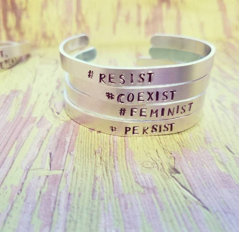 Personalisiertes Stapelarmband Handgestempelter Aluminium Mantra Armreif von TiffanyTwists