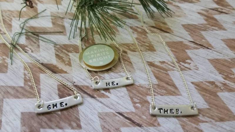 Pronomen Halskette Handgestempelter Silberbarren, Personalisierter Name von TiffanyTwists