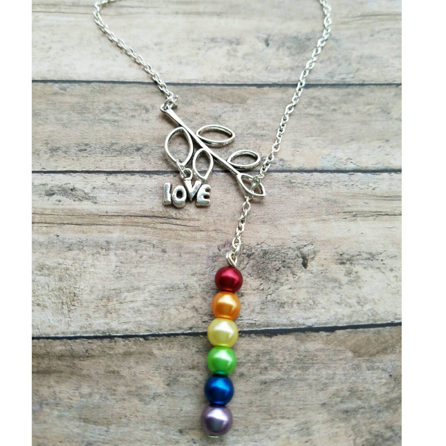 Rainbow Pride Lariat Halskette Perlmutt Glasperlen, Silberfarbene Kette von TiffanyTwists
