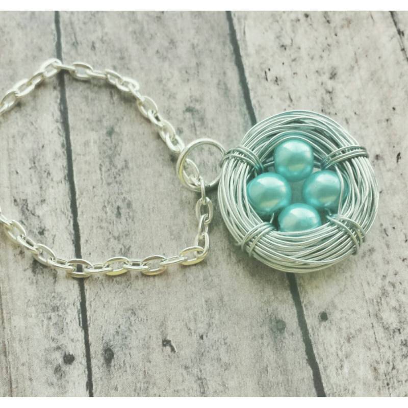 Personalisierte Vogel-Nest Halskette Vier Eier, Geburtssteinfarben von TiffanyTwists