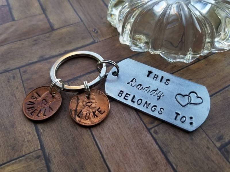 Weihnachtsgeschenk Personalisiert, Papa Geschenk, Schlüsselanhänger, Geschenk Für Papa, Dieser Gehört, Ihn, Freund von TiffanyTwists