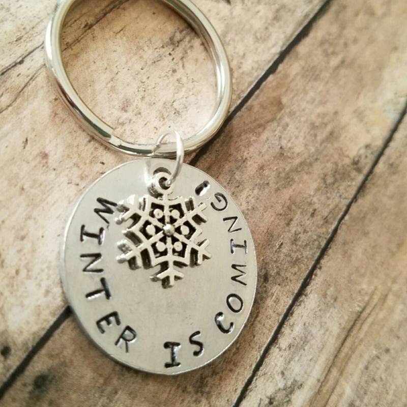 Winter Kommt Schneeflocke Schlüsselanhänger Hand Gestempelt Aluminium Charme von TiffanyTwists