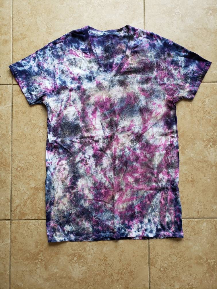 Galaxy Tie Dye V-Ausschnitt Herren T-Shirt von TiffsDoodleUtopia