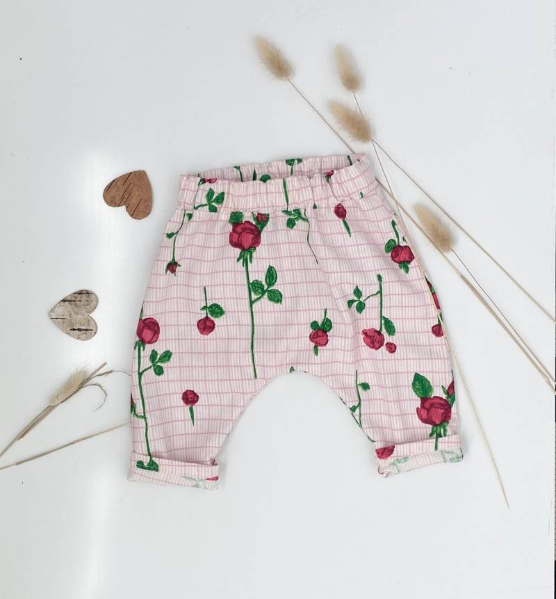 Baby Hose 50-92 Rosa-Weiß Kariert Blumenprint Sommerhose Mädchenhose Ausgefallenes Design Für Neugeborene Erstlingshose Pumphose Baggy von Tifilou