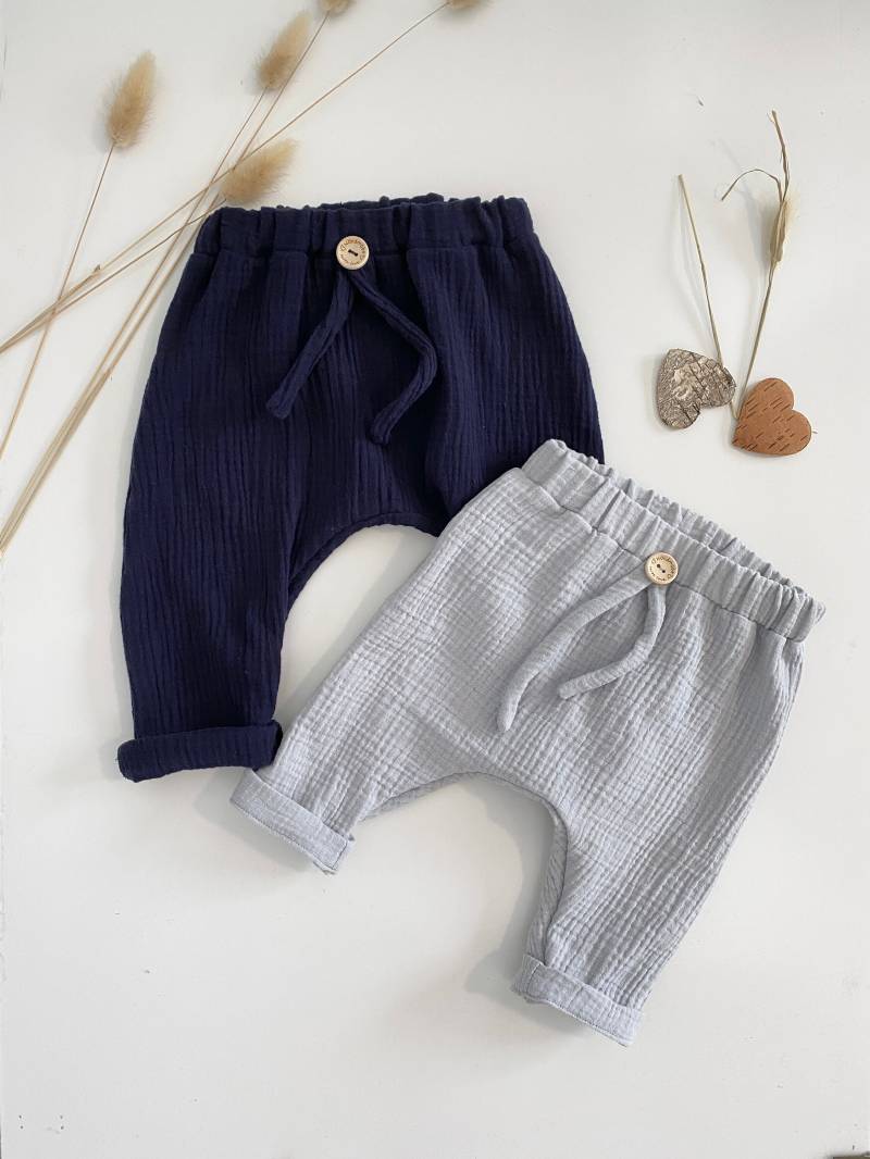 Baby Hose Musselin 50-92 Hellgrau Blau Musselinhose Sommerhose Pumphose Kleinkind Haremshose Kordel Holzknopf von Tifilou