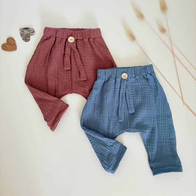 Baby Hose Musselin 50-92 Jeansblau Ziegelrot Musselinhose Sommerhose Pumphose Kleinkind Haremshose Kordel Holzknopf von Tifilou
