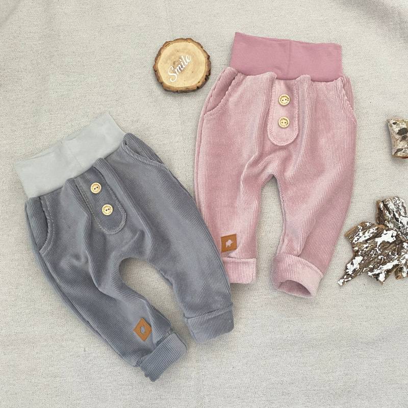 Baby Jogger 50-104 Feincordjersey Hellgrau Rosa Knöpfe Taschen Baggypants Kinder Jungen Mädchen Basic Hose Mitwachshose Rippjersey von Tifilou