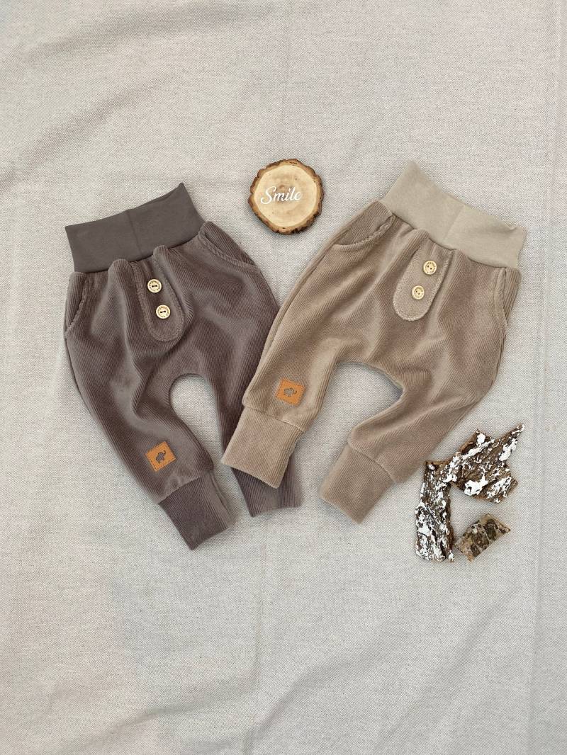 Baby Jogger 50-104 Feincordjersey Taupe Beige Knöpfe Taschen Kinder Jungen Mädchen Basic Hose Mitwachshose Rippjersey von Tifilou