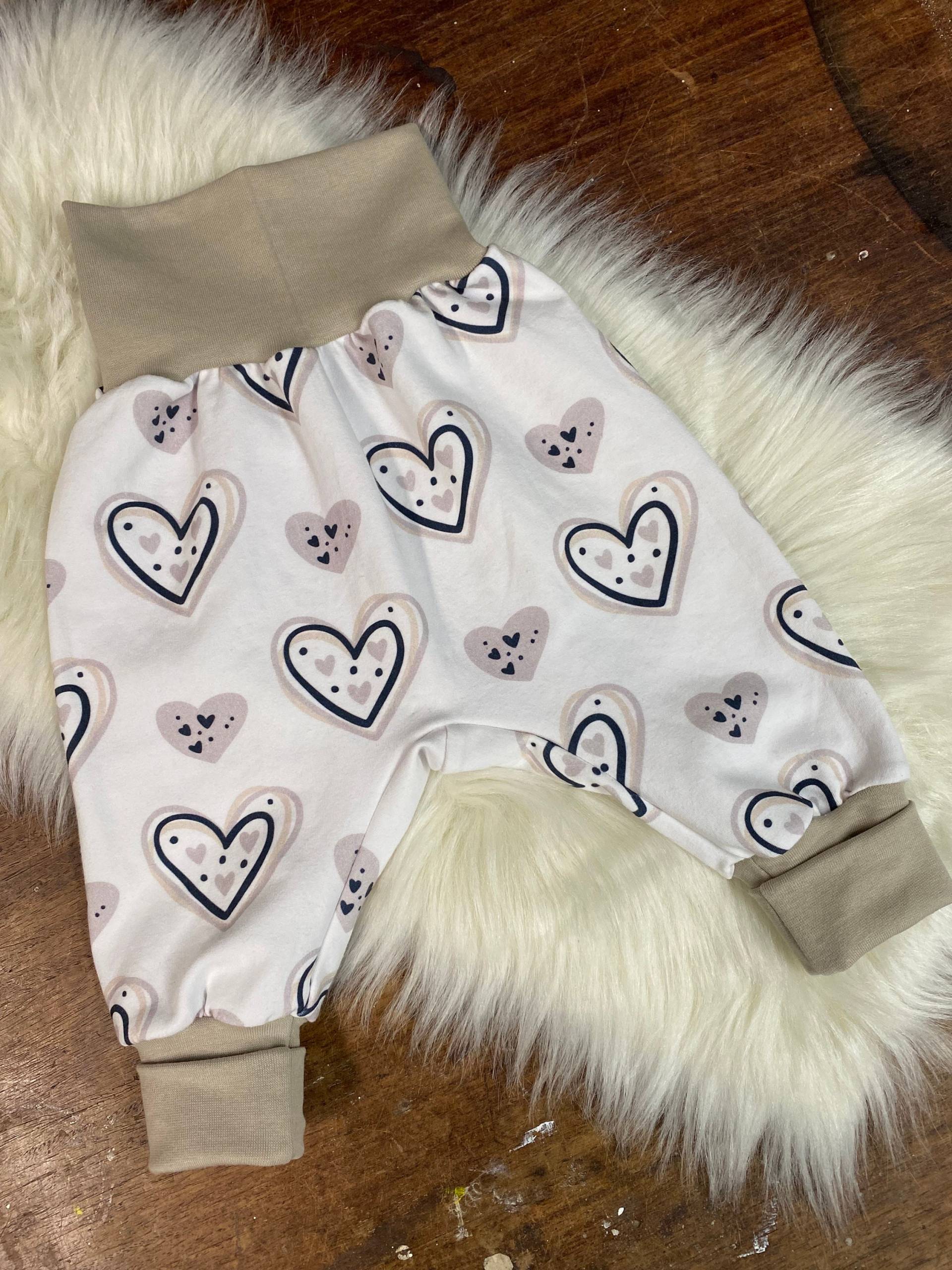 Baby Pumphose Gr. 44-104 Aus Beigem Bio-Baumwoll Sommersweat Mit Herzen von Tifilou