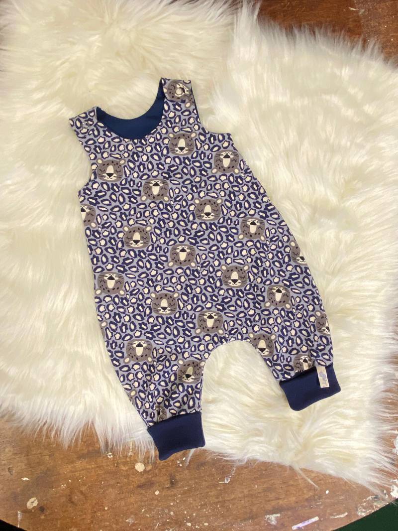 Baby Strampler 50-68 Für Mädchen & Jungen in Dunkelblau Mit Löwen Und Leoprint Muster von Tifilou