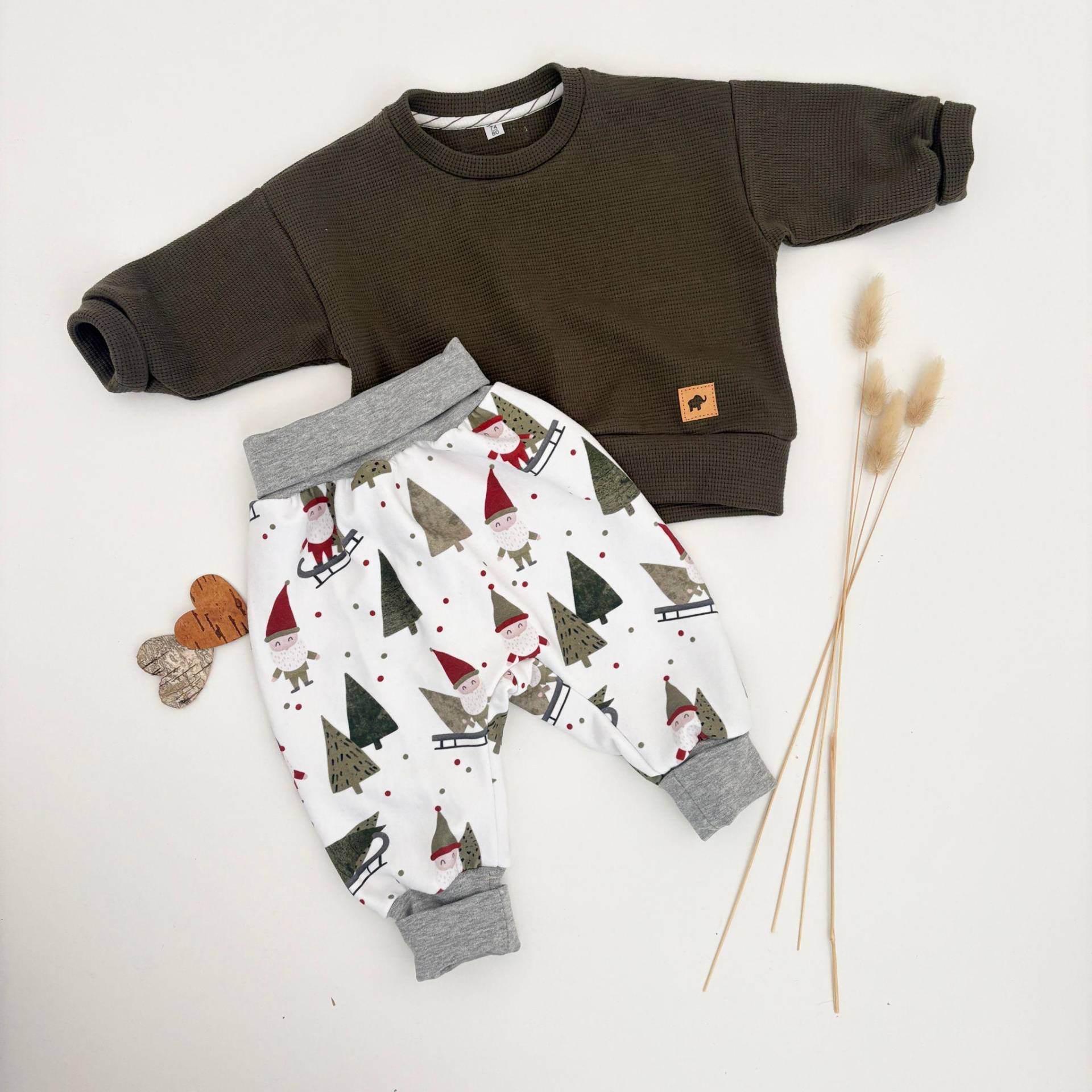 Handgemachtes Babyset | Pullover Armeegrün & Pumphose Mit Wichtel Weihnachtsmuster Babyoutfit Mädchen Jungen Geschenk Geburt Babyshower Handgemachtes Babyset | Pullover Armeegrün & Pumphose Mit Wichtel Weihnachtsmuster Babyoutfit Mädchen Jungen Geschenk Geburt Babyshower von Tifilou