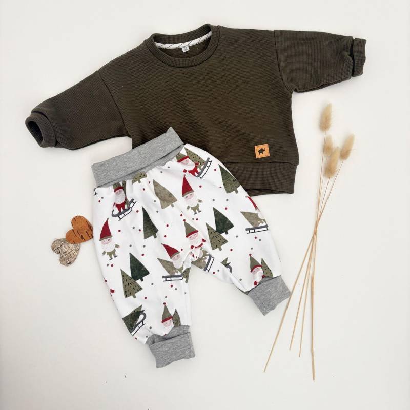 Handgemachtes Babyset | Pullover Armeegrün & Pumphose Mit Wichtel Weihnachtsmuster Babyoutfit Mädchen Jungen Geschenk Geburt Babyshower von Tifilou