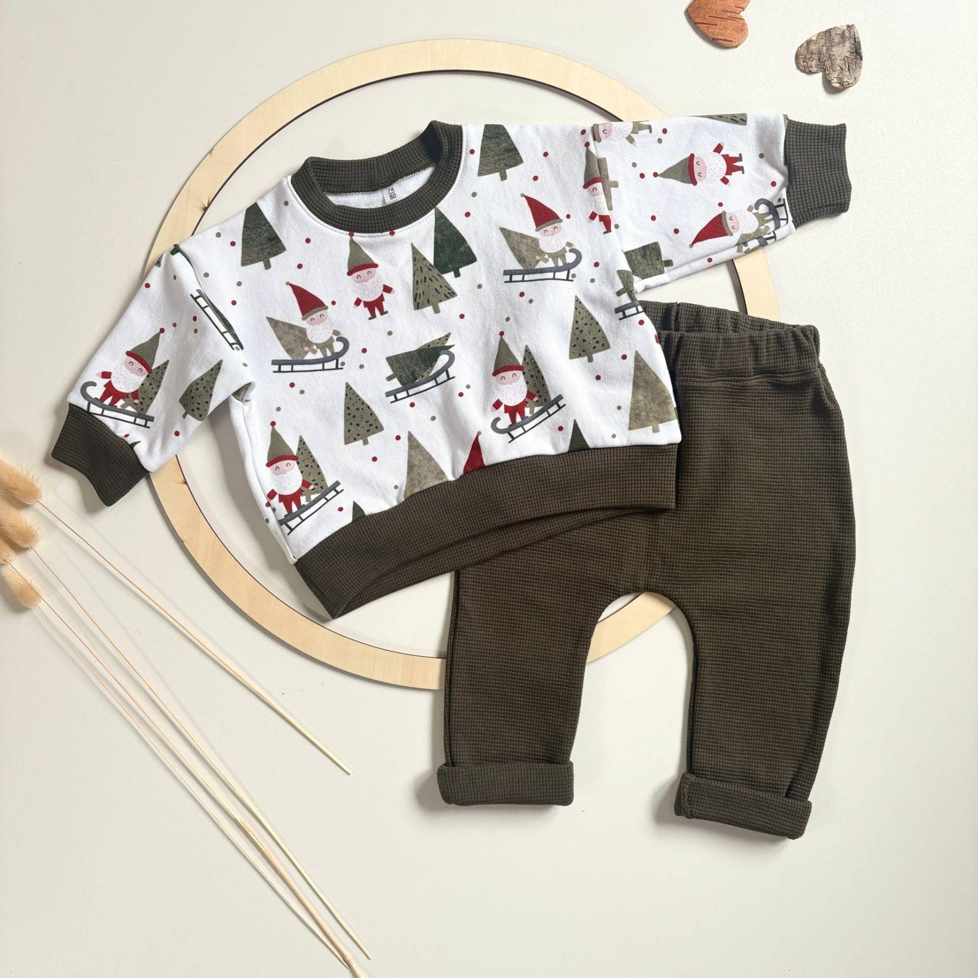 Handgemachtes Babyset | Pullover Wichtel & Weihnachtsmuster - Jogger Armeegrün Babyoutfit Mädchen Jungen Geschenk Geburt Babyshower von Tifilou