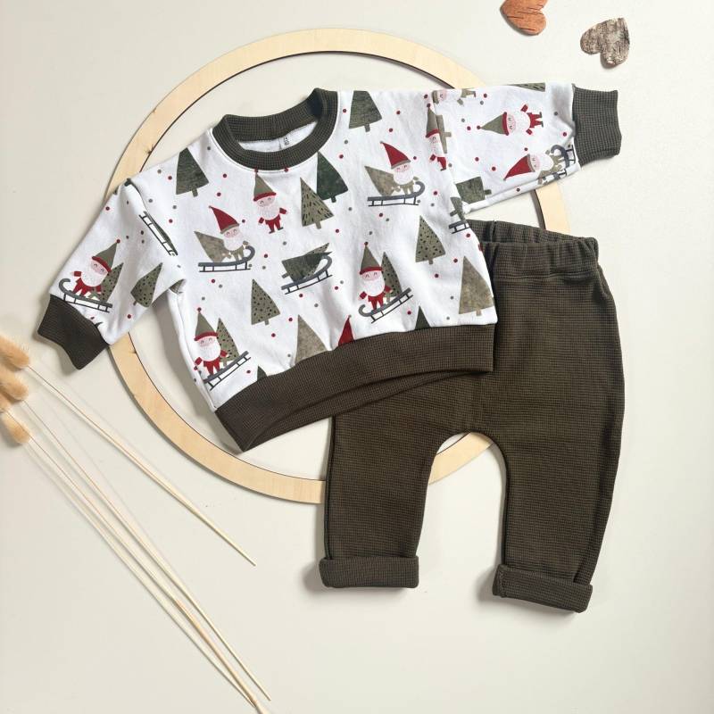 Handgemachtes Babyset | Pullover Wichtel & Weihnachtsmuster - Jogger Armeegrün Babyoutfit Mädchen Jungen Geschenk Geburt Babyshower von Tifilou