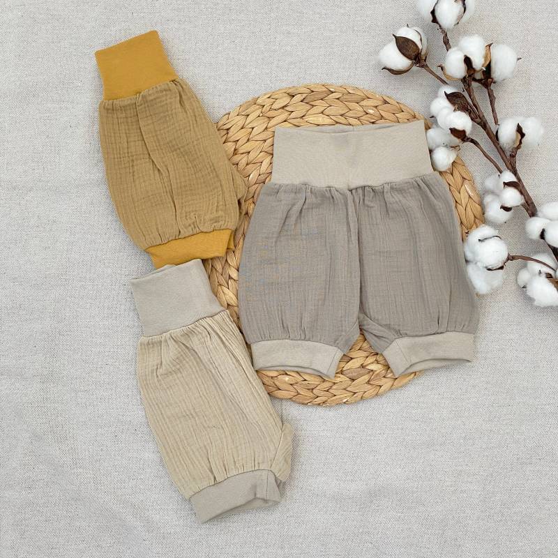 Kurze Musselin Pumphose 50-104 Taupe Beige Senfgelb Unisex Mädchen Junge Shorts Baby Hose Bummies von Tifilou