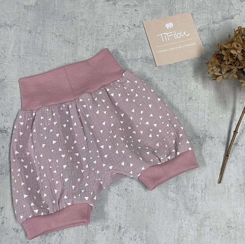 Kurze Pumphose Musselin 50-104 Unisex Mädchen Hell Rosa Rot Dreiecke Shorts Baby Hose Bummies von Tifilou