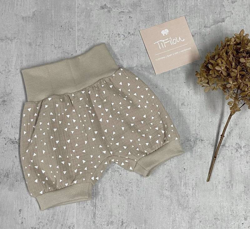 Kurze Pumphose Musselin 50-104 Unisex Mädchen Junge Beige Dreiecke Shorts Baby Hose Bummies von Tifilou