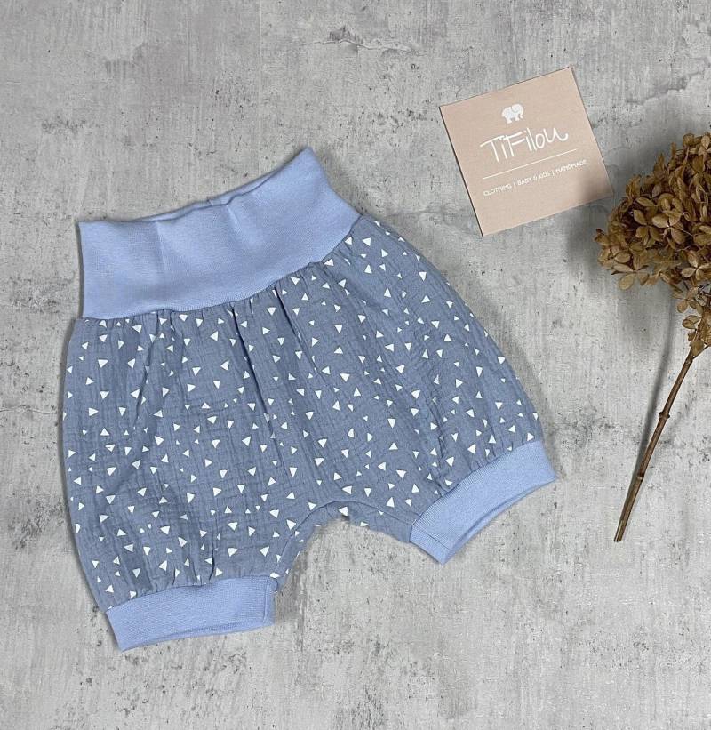 Kurze Pumphose Musselin 50-104 Unisex Mädchen Junge Hell Blau Dreiecke Shorts Baby Hose Bummie von Tifilou