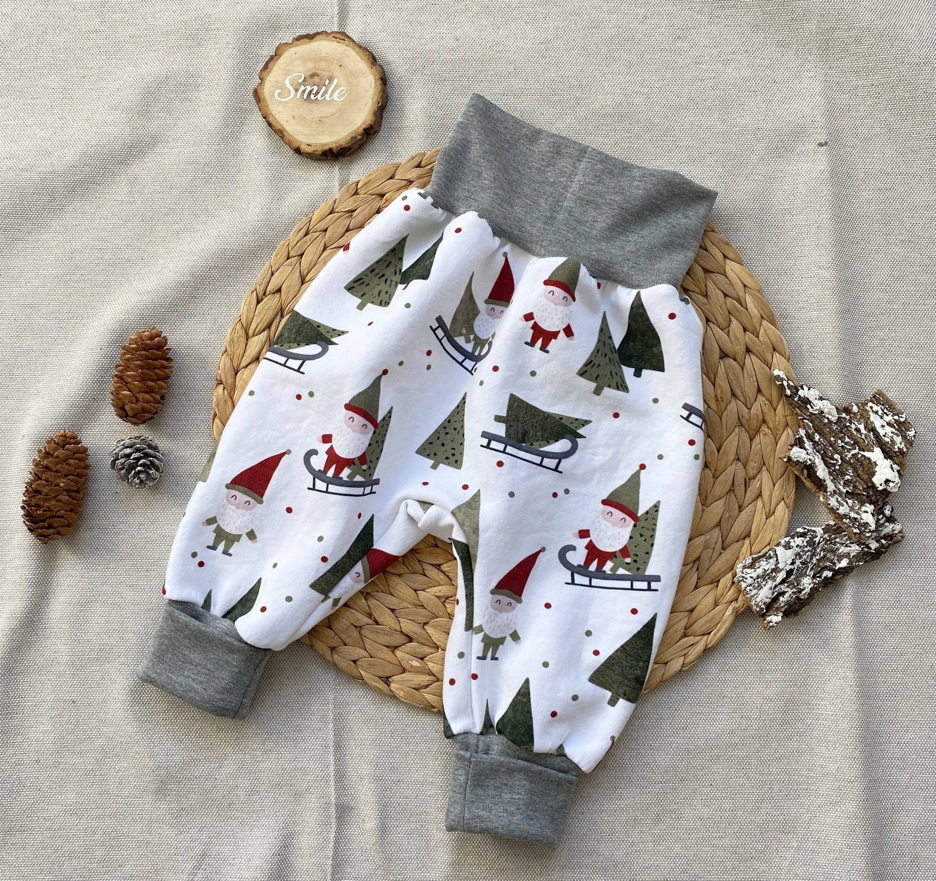 Warme Baby Pumphose 44-92 Weihnachten Wichtel Schlitten Für Mädchen Und Jungen Alpenfleece Wintersweat von Tifilou