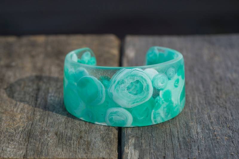 Kunstharz-Manschettenarmband Kunstharz-Manschettenarmband von TigTab