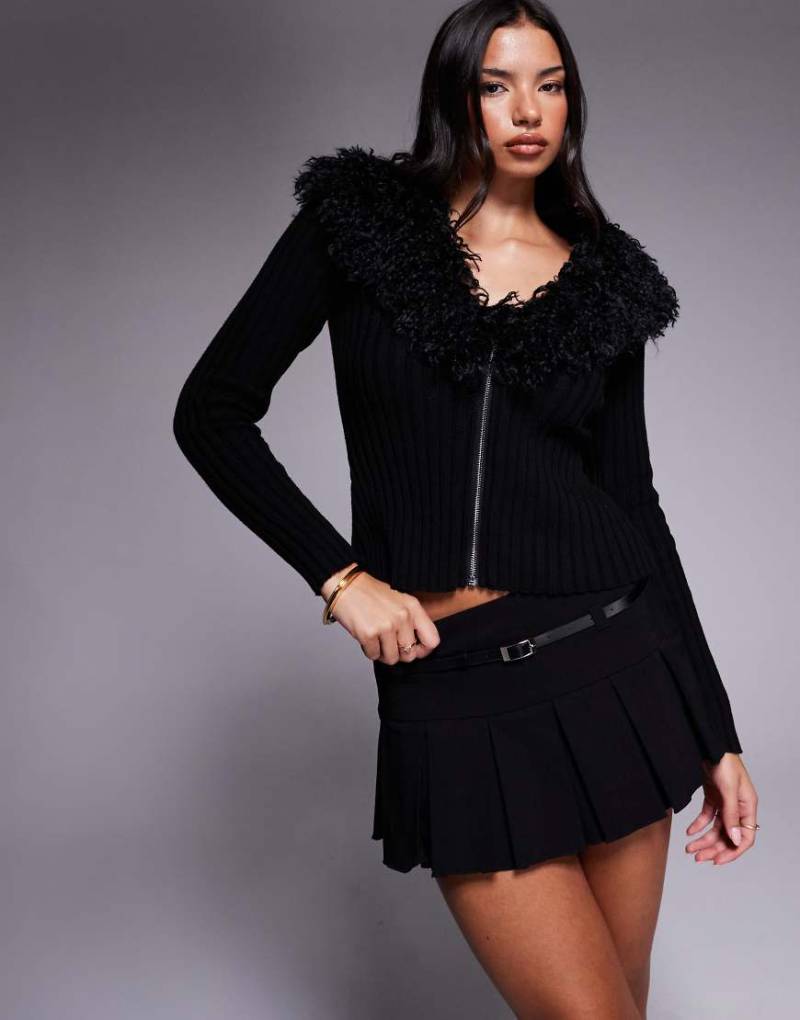 Tiger Mist - Annelise - Kurzer Falten-Skort in Schwarz mit abnehmbarem, schmalem Gürtel und mittelhohem Bund von Tiger Mist