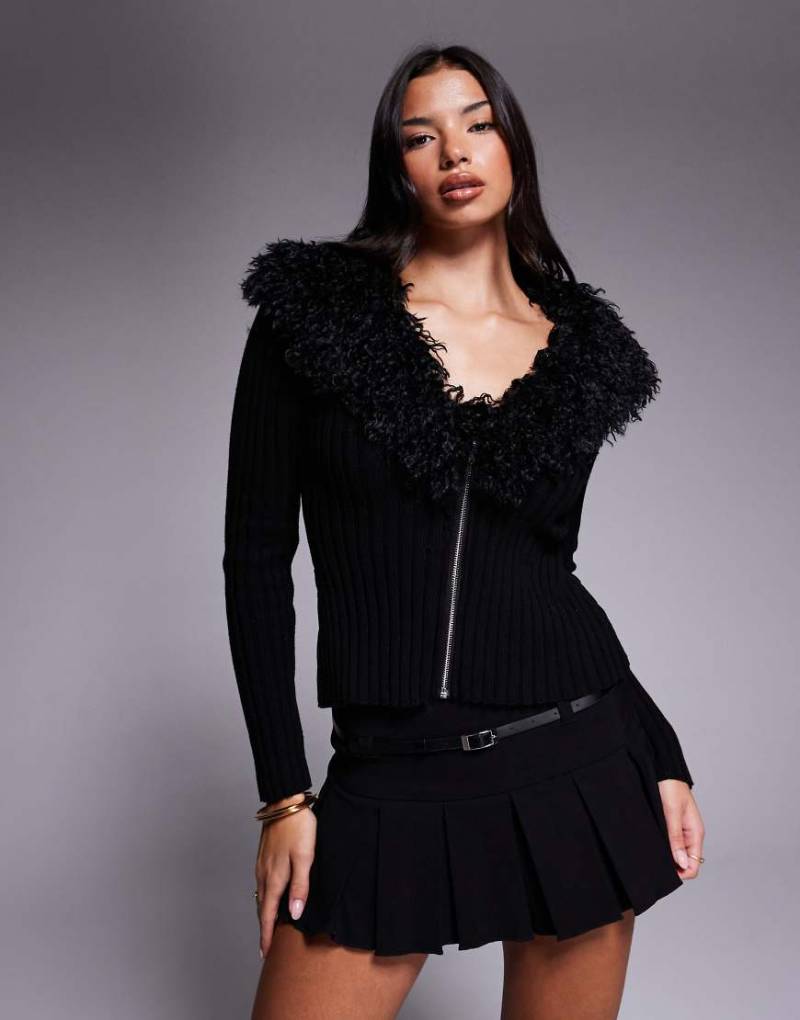 Tiger Mist - Brisa - Gerippte Strickjacke aus reiner Baumwolle in Schwarz mit Kunstpelzbesatz von Tiger Mist