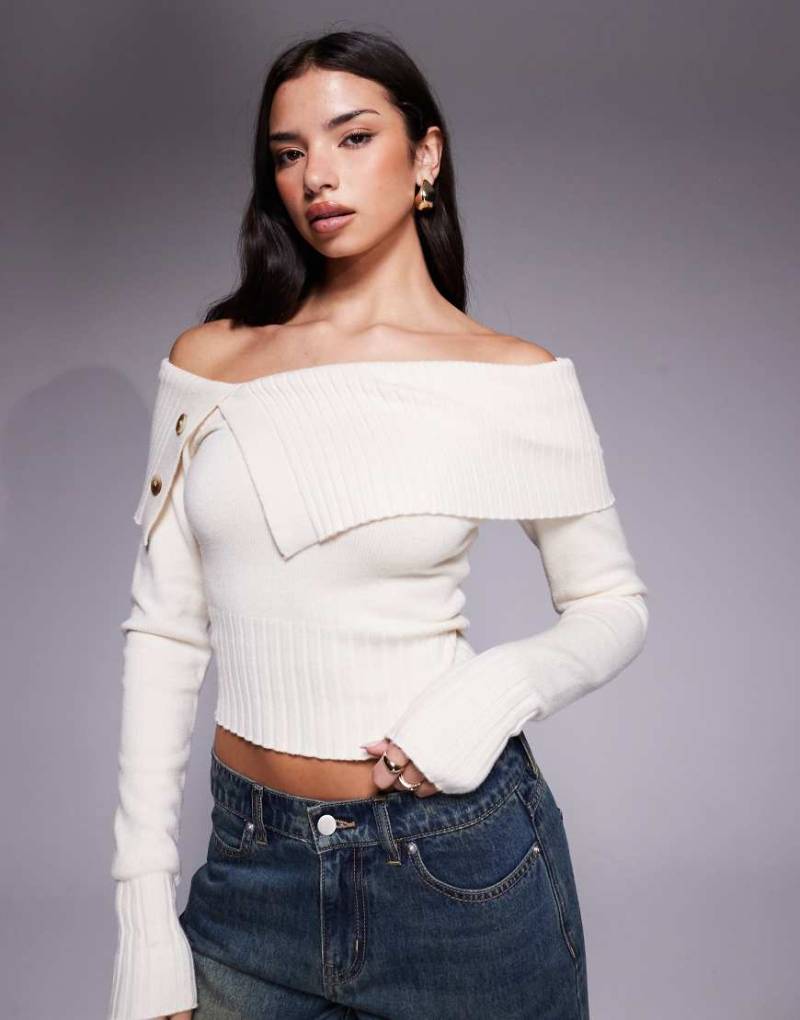 Tiger Mist - Keira - Pullover in Creme mit geripptem Saum, asymmetrischem Knopfdetail und Foldover-Carmen-Ausschnitt-Weiß von Tiger Mist