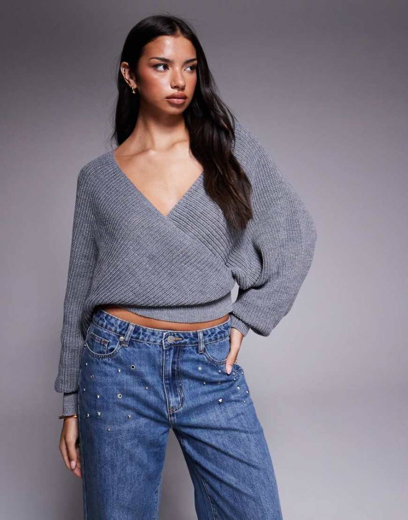 Tiger Mist - Raven - Pullover aus Rippstrick in Grau mit Wickeldesign vorne, Ballonärmeln und Off-Shoulder-Design von Tiger Mist