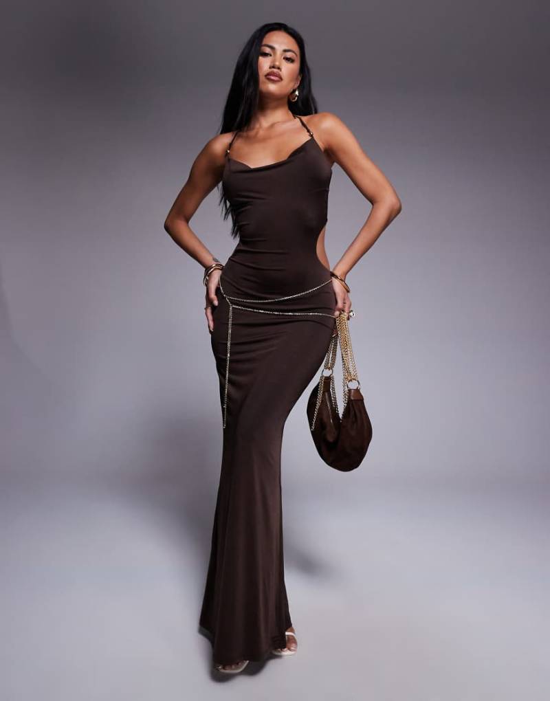 Tiger Mist - Suriya - Neckholder-Maxikleid in Braun Wasserfallausschnitt, Kettendetail und Rückenausschnitt mit Bindedetails-Brown von Tiger Mist