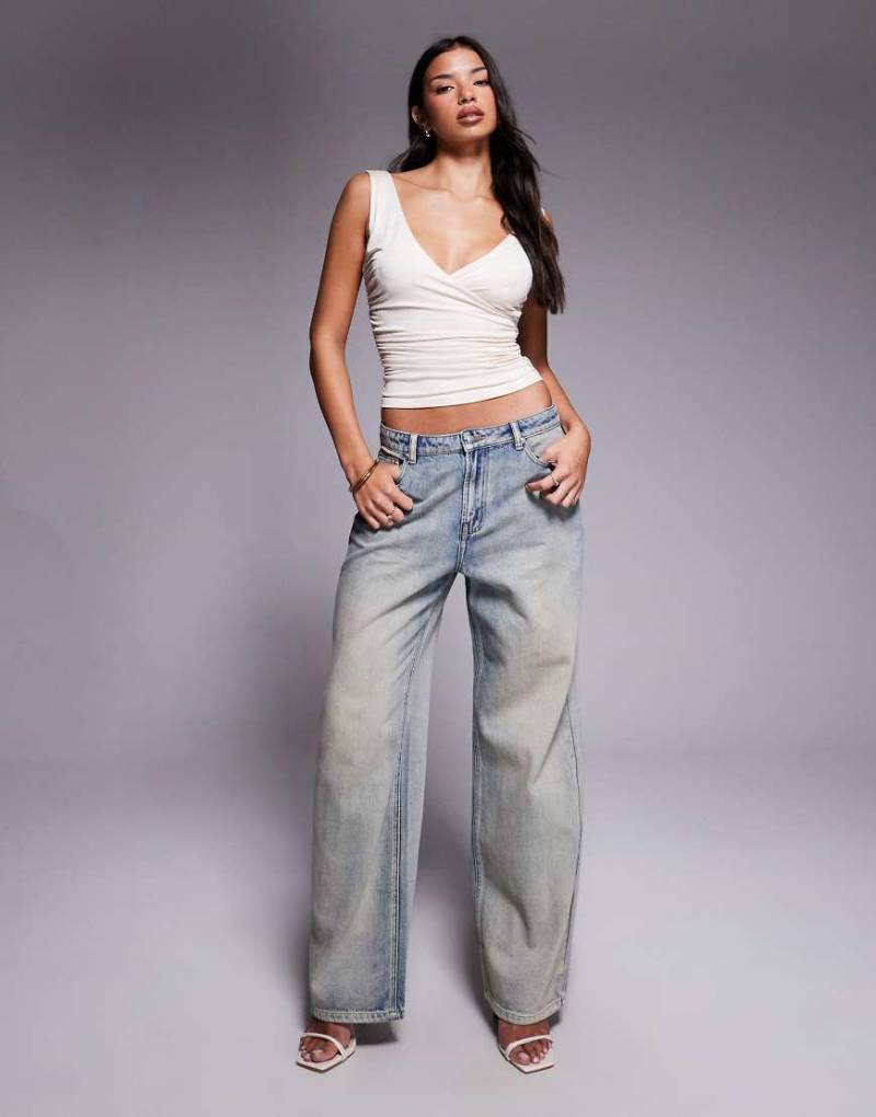 Tiger Mist - Zanthe - Gerade geschnittene Oversize-Jeans in heller Denimwaschung mit Schmetterlingsprint hinten und niedrigem bis mittelhohem Bund-Grau von Tiger Mist