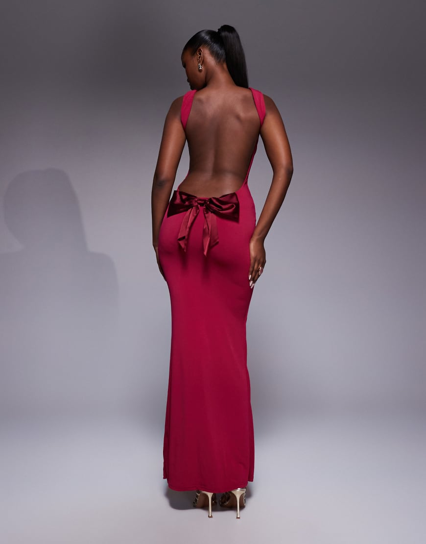 Tiger Mist - Zita - Maxikleid in Beerenrot mit eckigem Ausschnitt, U-Rückenausschnitt und Satin-Schleifendetail von Tiger Mist