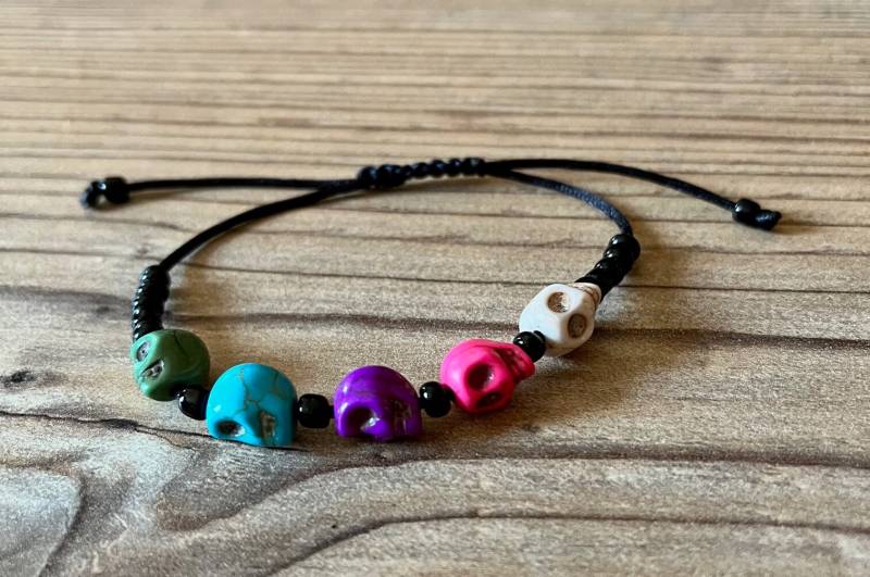 Totenkopf Armband Aus Howlith/Howlith Skull Bracelet Totenkopf Armband Aus Howlith/Howlith Skull Bracelet von Tiger77Lilly