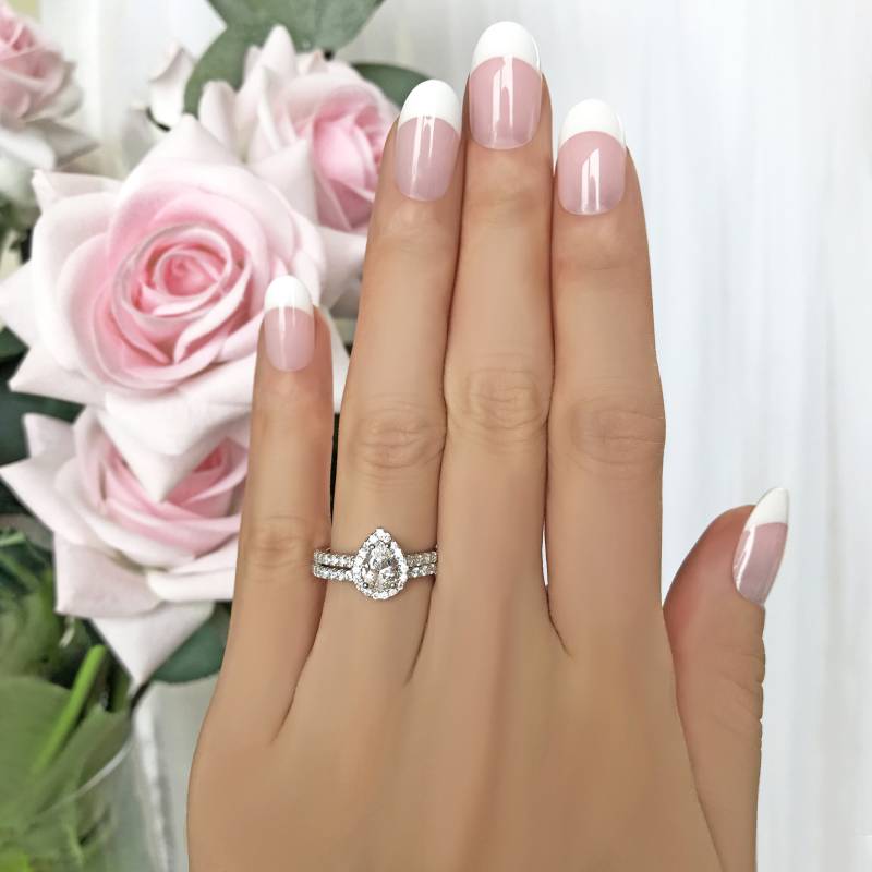 1 Ctw Classic Pear Cut Halo Verlobungsring, Pave Braut Set, Künstliche Diamant Simulanten, Half Eternity Ehering, Sterling Silber von TigerGemstones