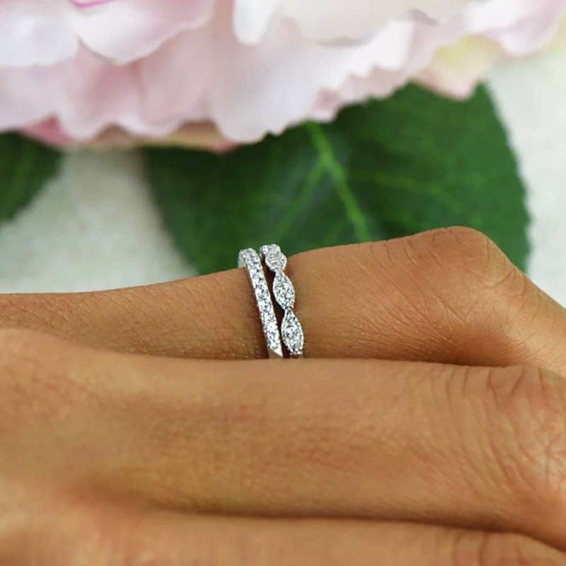Art Deco Ehering Und Halbes Eternity Band, Dünner Stapelring Set, Kleine Verlobungsring, Künstliche Diamant Simulantien, Sterling Silber von TigerGemstones