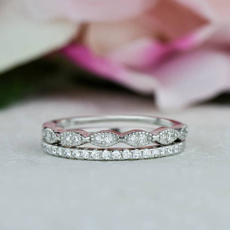 Kleines Art Deco Ehering Und Halbes Eternity Band, Dünnes Stapelring Set, Verlobungsring, Künstliche Diamant Simulantien, Sterling Silber von TigerGemstones