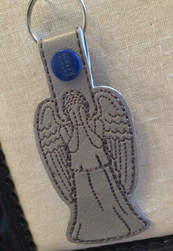 Weinender Engel Snap Tab Schlüsselbund von TigerInATornado