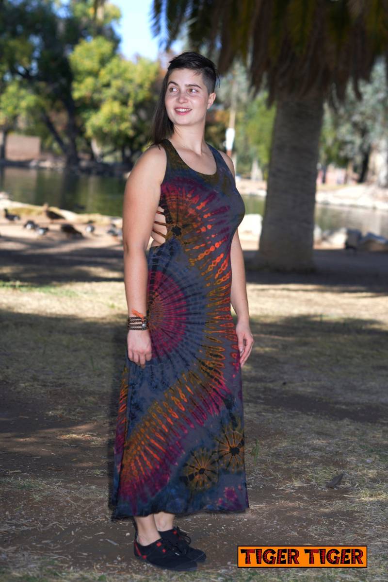 Batik Kleid in Voller Länge Mit Offenem Rücken/Gestreifter Multi Töne Bunt Freie Größe Elasthan Rayon Weich Dehnbar Handgefertigt Batik Kleid in Voller Länge Mit Offenem Rücken/Gestreifter Multi Töne Bunt Freie Größe Elasthan Rayon Weich Dehnbar Handgefertigt von TigerTigerTreasures
