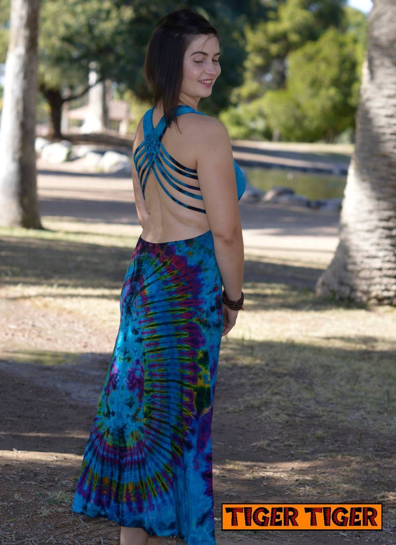 Lebendige Blues Voller Länge Tie Dye Kleid W/Offen Zurück Gestreift Multi Töne Bunt Freie Größe Elasthan Viskose Weich Handarbeit Lebendige Blues Voller Länge Tie Dye Kleid W/Offen Zurück Gestreift Multi Töne Bunt Freie Größe Elasthan Viskose Weich Handarbeit von TigerTigerTreasures