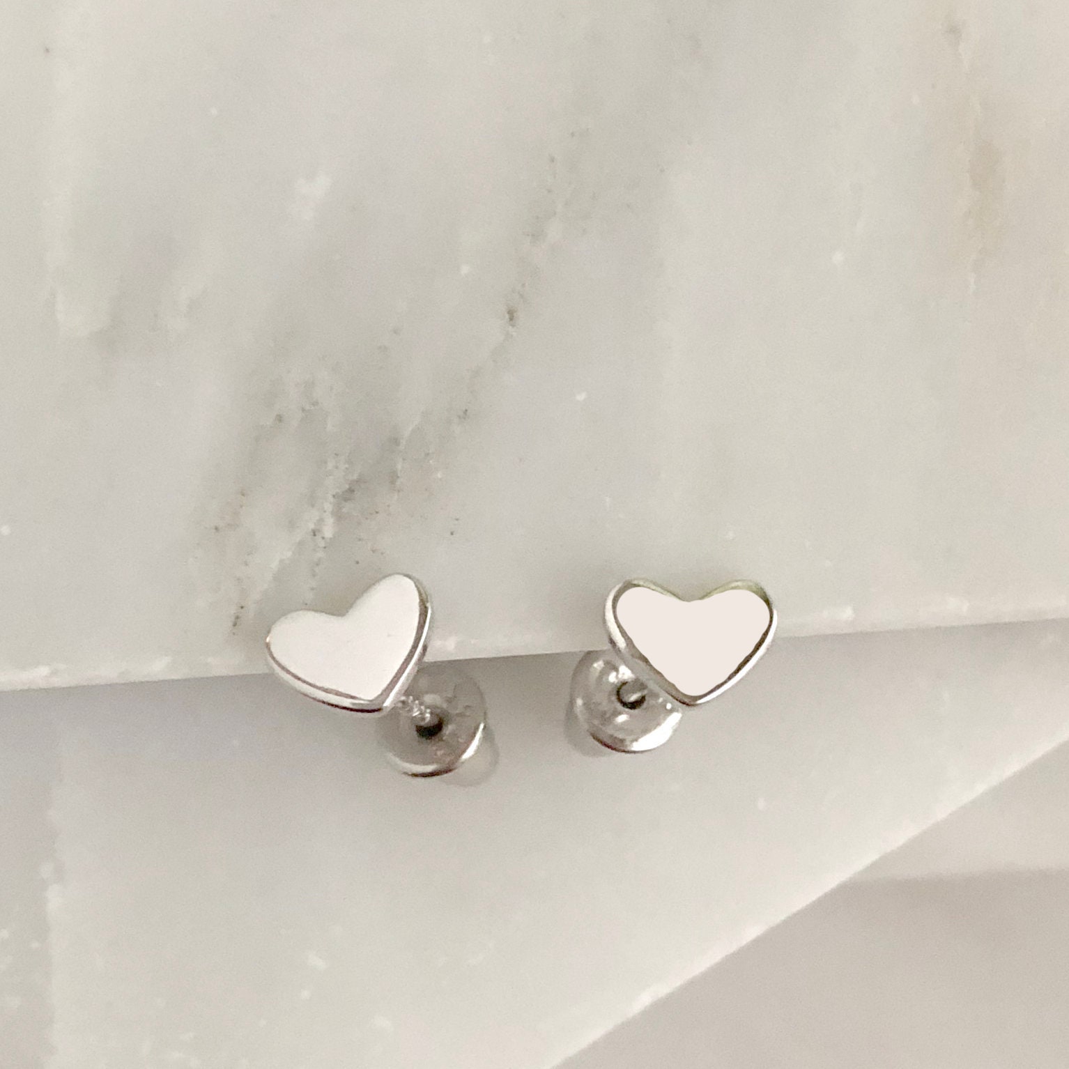 Zierliche Sterling Silber Herz Ohrstecker - 6 Mm von TigerlillyCouture