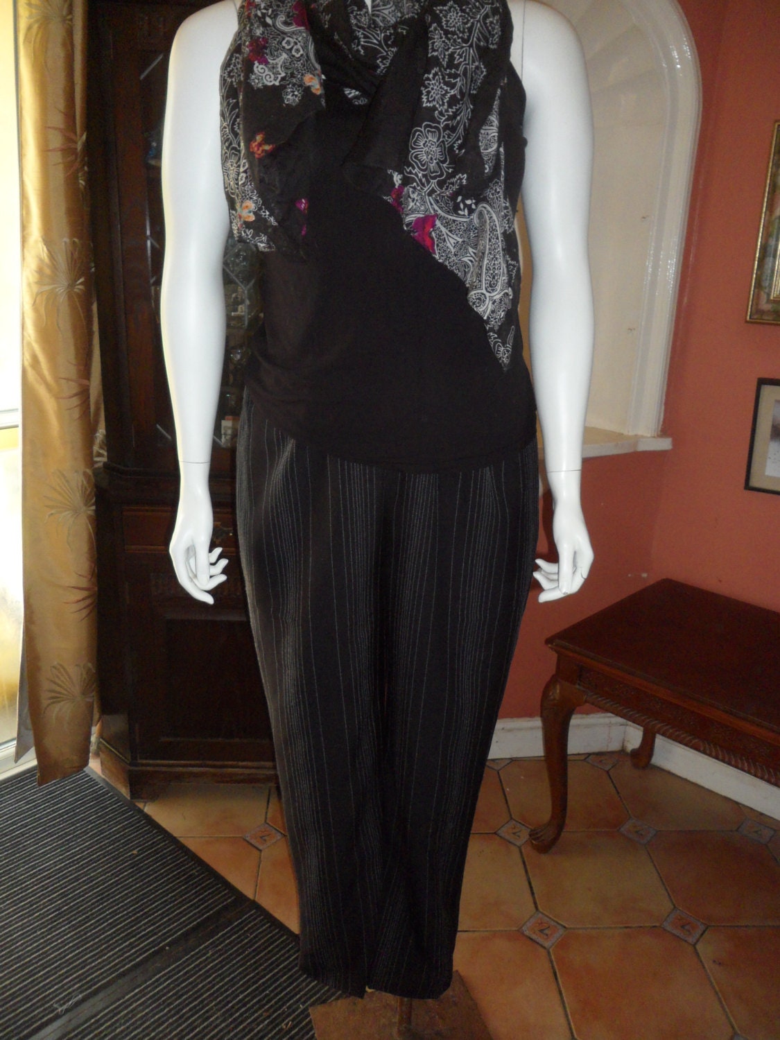 Plus Size Damen Schwarz/Weiß Nadelstreifen Hose Größe M 18/20 Plus Size Damen Schwarz/Weiß Nadelstreifen Hose Größe M 18/20 von TigheClothing