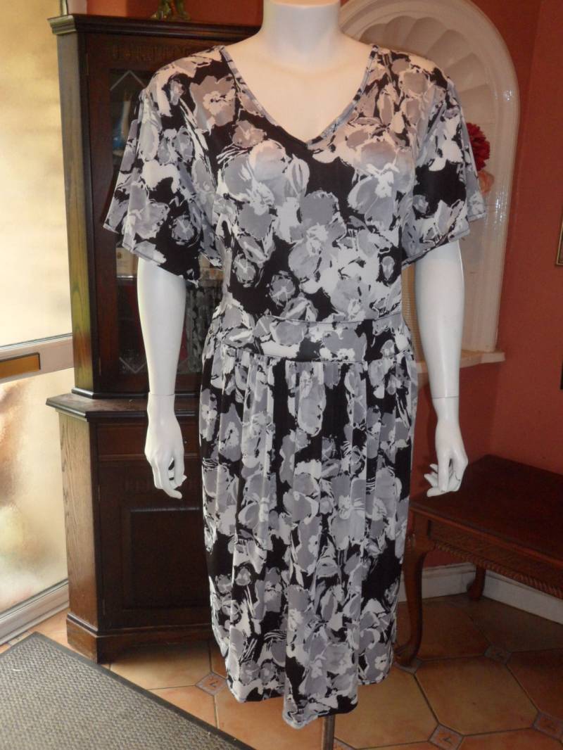 Super Größe Plus Beeindruckende Empire-Linie Kleid Grösse 34/36 Super Größe Plus Beeindruckende Empire-Linie Kleid Grösse 34/36 von TigheClothing